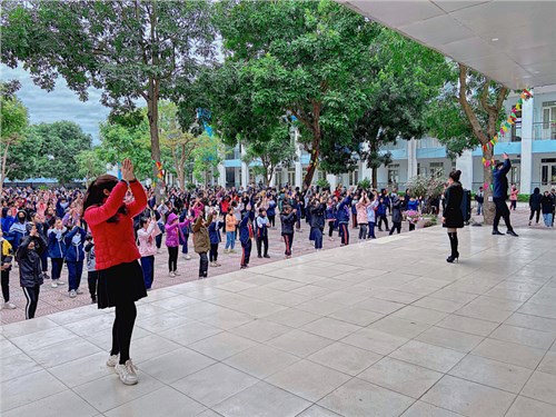 Nhảy dân vũ tập thể - Điểm nhấn mới trong hoạt động giữa giờ ở trường THCS Yên Thường.